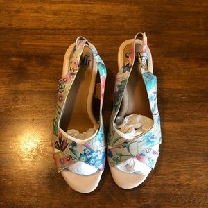 New, Sofft Cailean taupe wedge